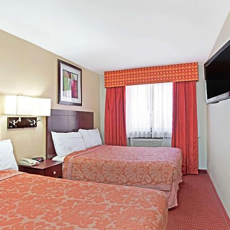 Super 8 By Wyndham Long Island City Lga Hotel Нью-Йорк Экстерьер фото