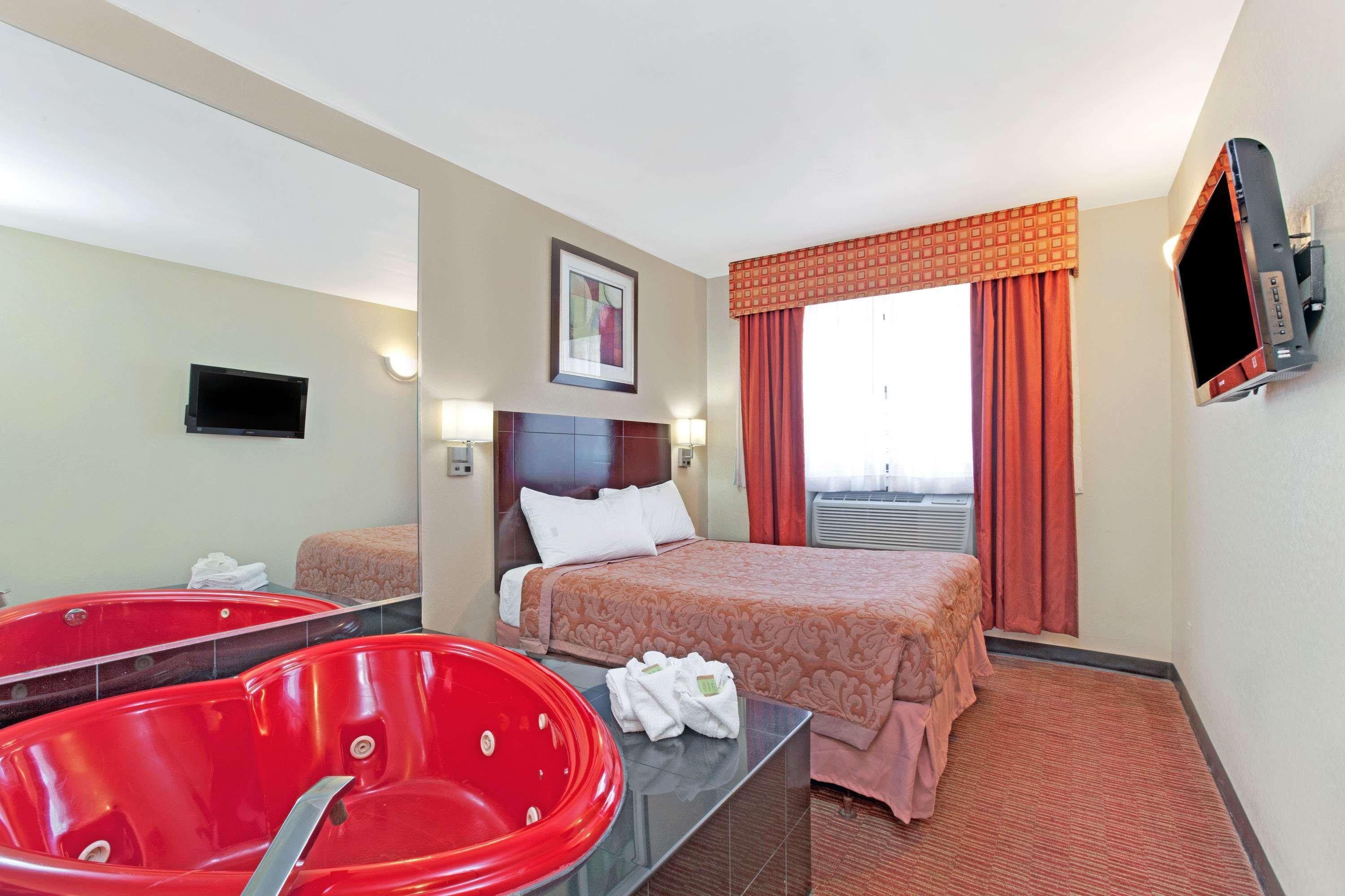 Super 8 By Wyndham Long Island City Lga Hotel Нью-Йорк Экстерьер фото